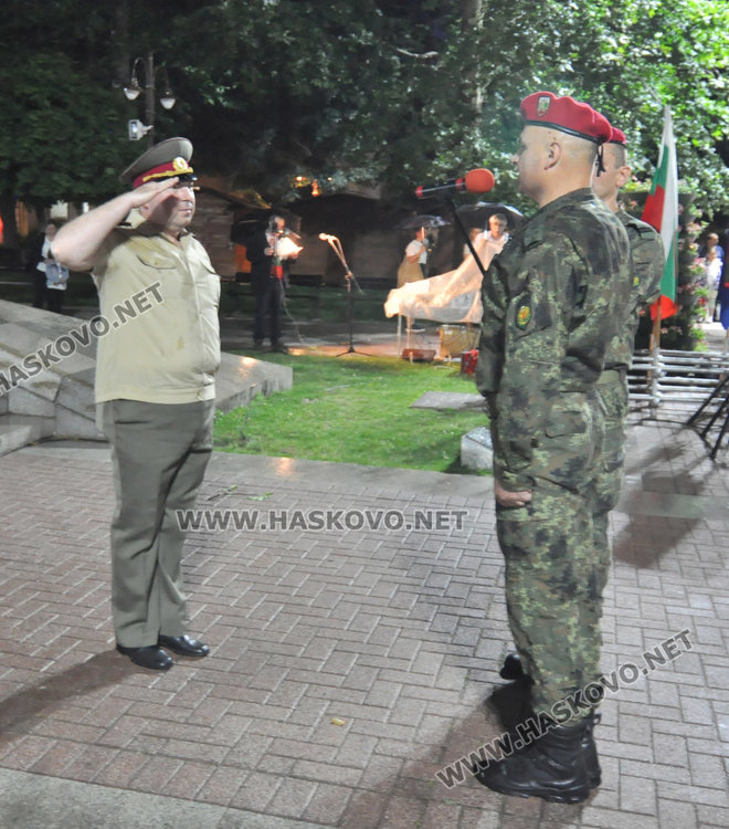 Тържествената заря-проверка за Ботев премина при проливен дъжд в Хасково