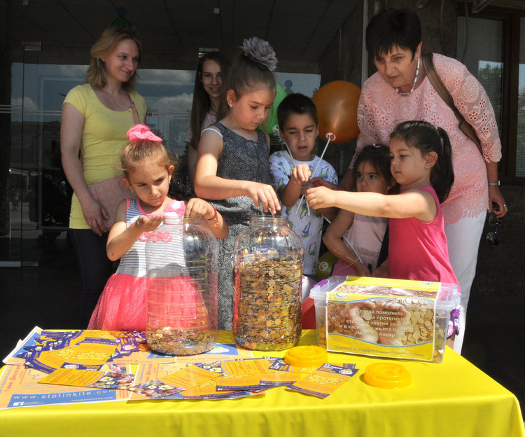 Деца дариха килограми жълти стотинки за Детско отделение