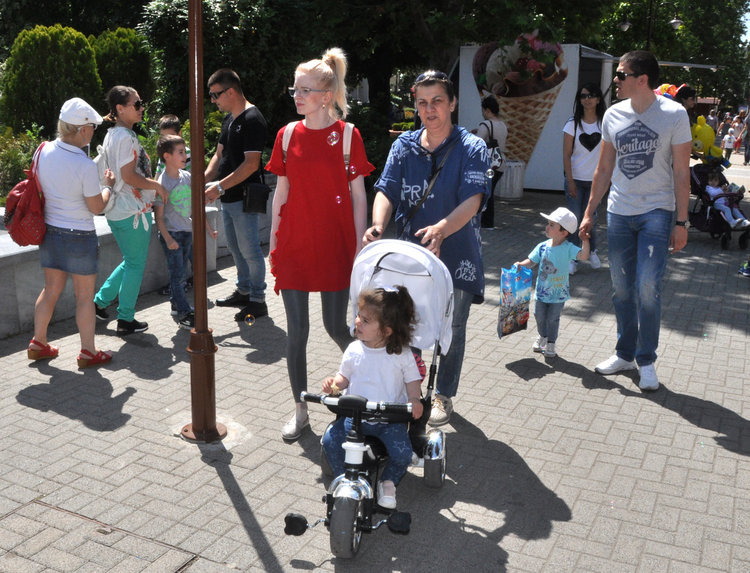 Деца дариха килограми жълти стотинки за Детско отделение