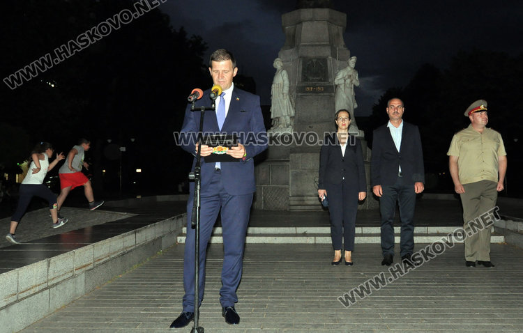 Тържествената заря-проверка за Ботев премина при проливен дъжд в Хасково