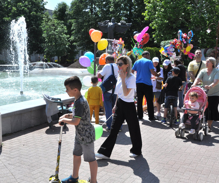 Деца дариха килограми жълти стотинки за Детско отделение