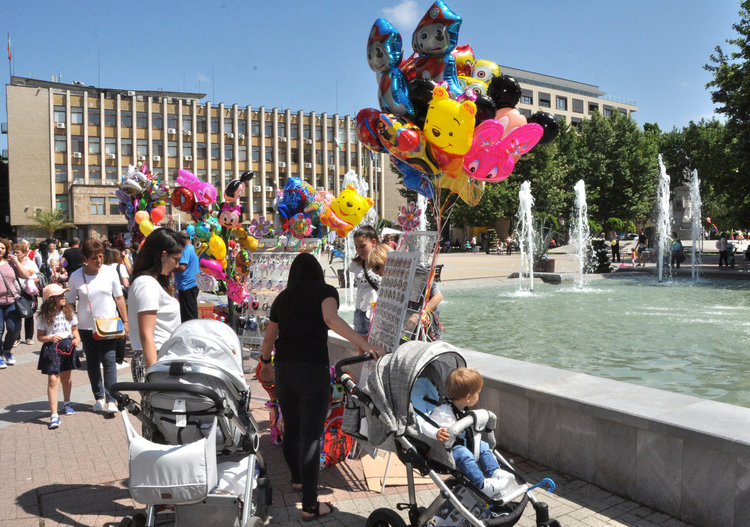 Деца дариха килограми жълти стотинки за Детско отделение
