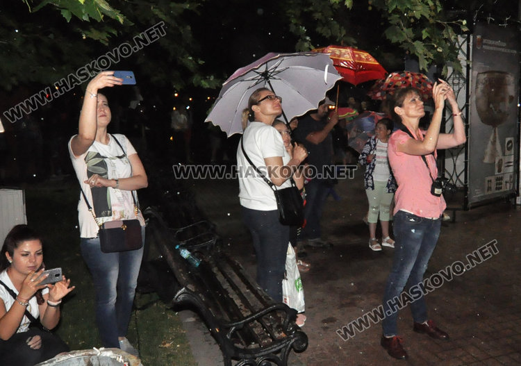 Тържествената заря-проверка за Ботев премина при проливен дъжд в Хасково