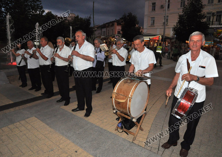 Тържествената заря-проверка за Ботев премина при проливен дъжд в Хасково