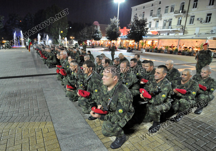 Тържествената заря-проверка за Ботев премина при проливен дъжд в Хасково