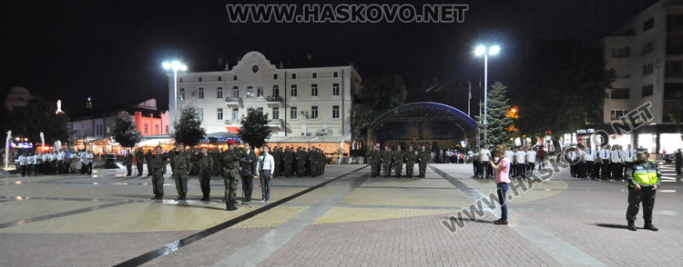 Тържествената заря-проверка за Ботев премина при проливен дъжд в Хасково