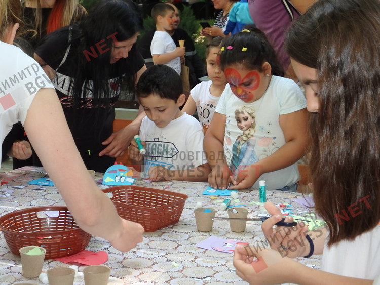 Стотици деца се забавляваха на централната алея в Димитровград за Деня на детето