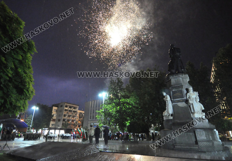 Тържествената заря-проверка за Ботев премина при проливен дъжд в Хасково