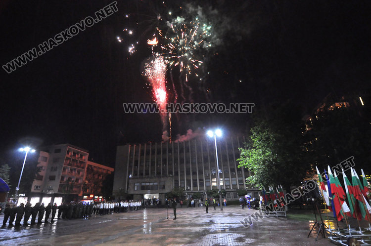 Тържествената заря-проверка за Ботев премина при проливен дъжд в Хасково