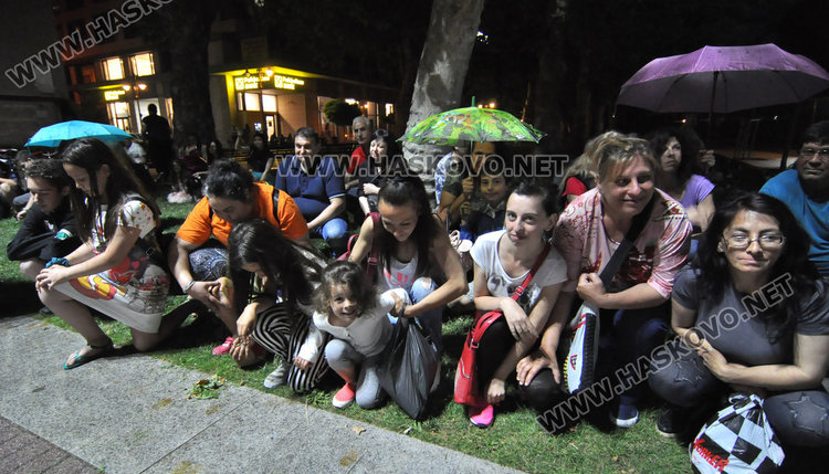 Тържествената заря-проверка за Ботев премина при проливен дъжд в Хасково