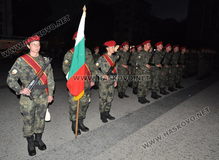 Тържествената заря-проверка за Ботев премина при проливен дъжд в Хасково