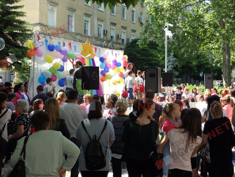 Стотици деца се забавляваха на централната алея в Димитровград за Деня на детето