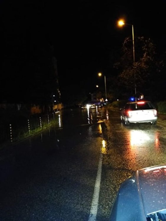 Проливният дъжд наводни Хасково, изкърти и асфалт