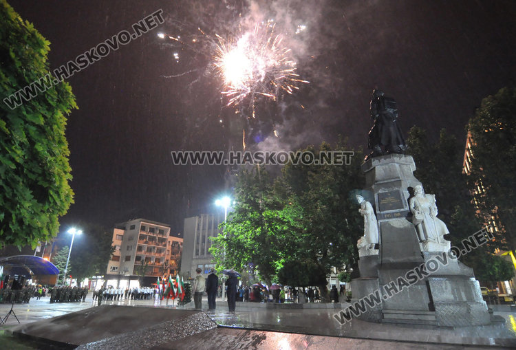 Тържествената заря-проверка за Ботев премина при проливен дъжд в Хасково