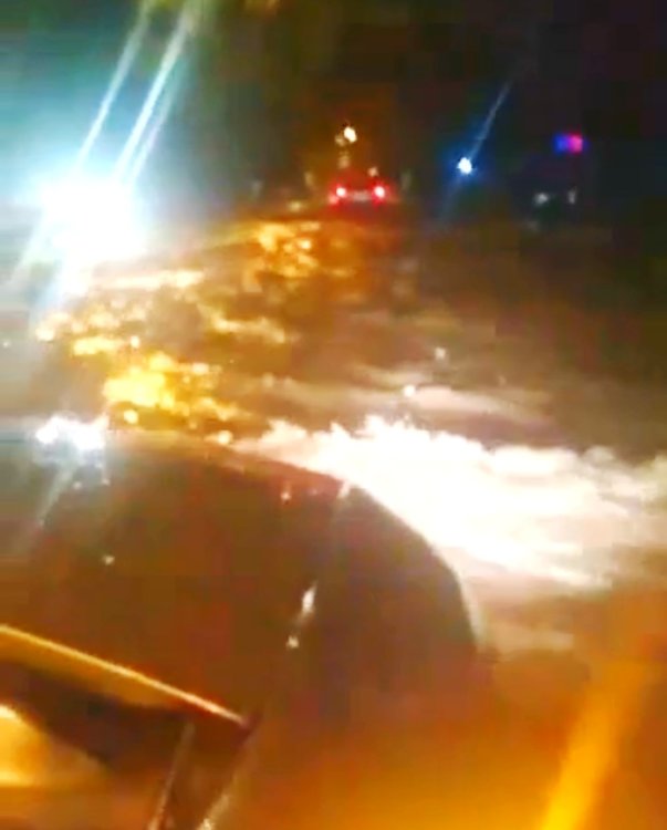 Проливният дъжд наводни Хасково, изкърти и асфалт