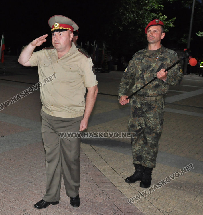 Тържествената заря-проверка за Ботев премина при проливен дъжд в Хасково