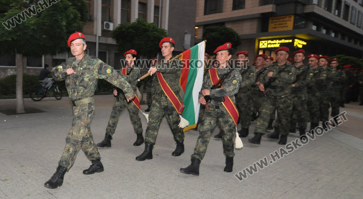 Тържествената заря-проверка за Ботев премина при проливен дъжд в Хасково