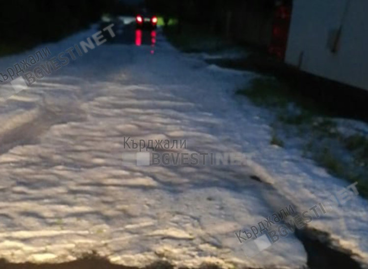 Градушка помля Пчеларово, ледени късове засипаха с бяла настилка пътища и посеви