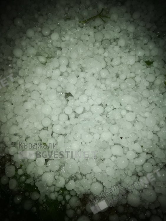 Градушка помля Пчеларово, ледени късове засипаха с бяла настилка пътища и посеви