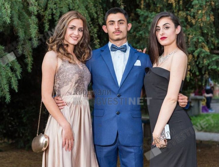 Тризнаците Симона, Станислав и Стела Нешеви.