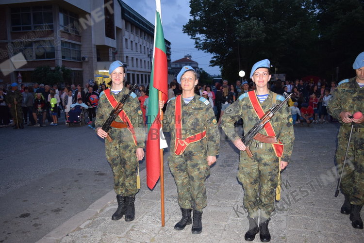 Коленичихме пред подвига на Ботев и героите, Цвета Караянчева прие зарята в Кърджали