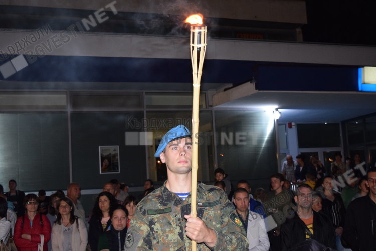 Коленичихме пред подвига на Ботев и героите, Цвета Караянчева прие зарята в Кърджали