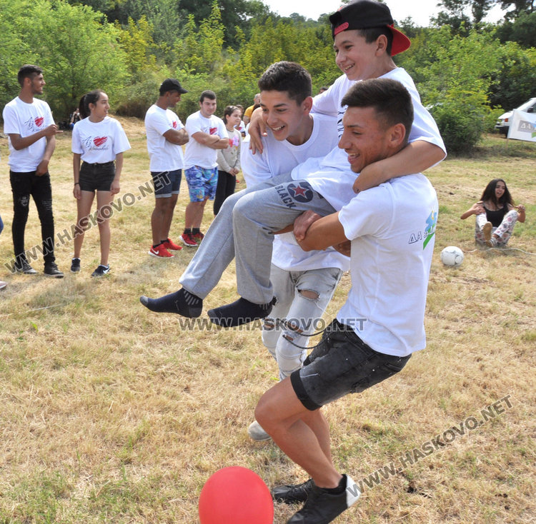 Стотици деца се събраха за празника "Здравей, лято!" край Каснаково