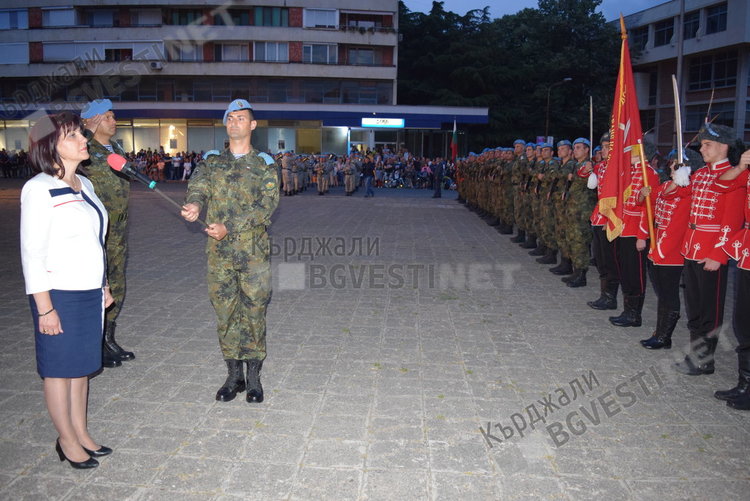Коленичихме пред подвига на Ботев и героите, Цвета Караянчева прие зарята в Кърджали