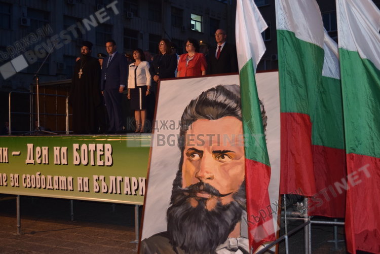 Коленичихме пред подвига на Ботев и героите, Цвета Караянчева прие зарята в Кърджали