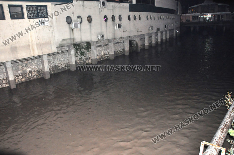 Проливният дъжд наводни Хасково, изкърти и асфалт