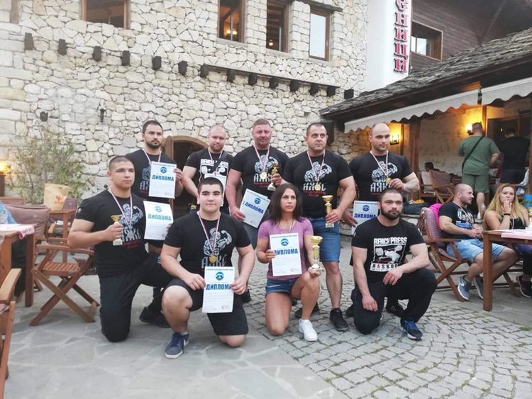 Куп медали за състезателите на "Аякс" от Държавното по силов трибой