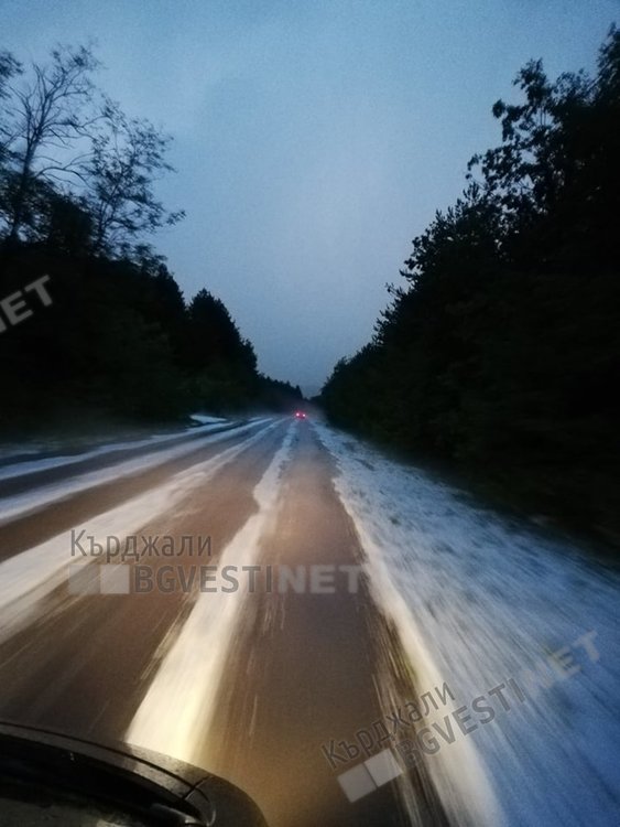Градушка помля Пчеларово, ледени късове засипаха с бяла настилка пътища и посеви