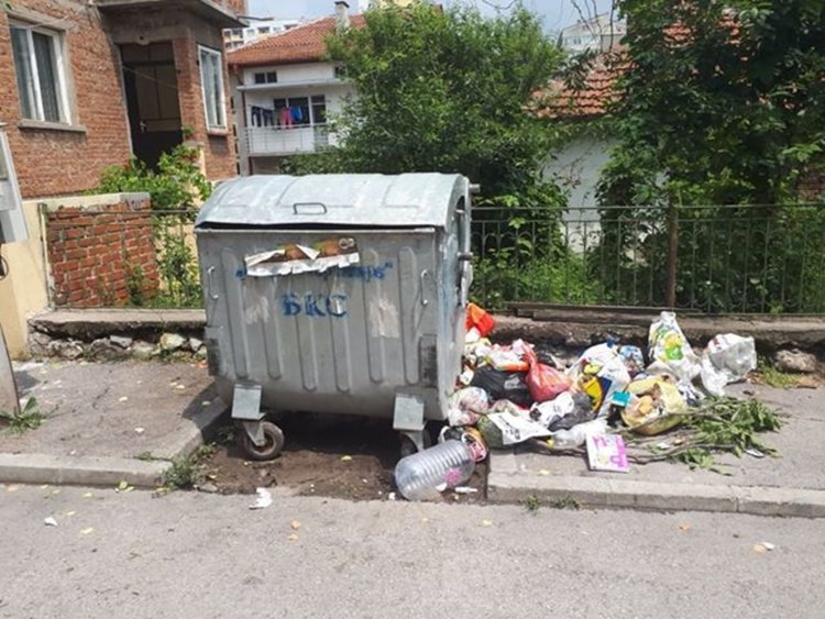 Хасковлийка: Граждани хвърлят боклук на тротоар до повреден контейнер