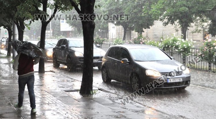 Облачно време и дъжд с гръмотевици в неделя