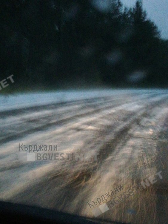 Градушка помля Пчеларово, ледени късове засипаха с бяла настилка пътища и посеви