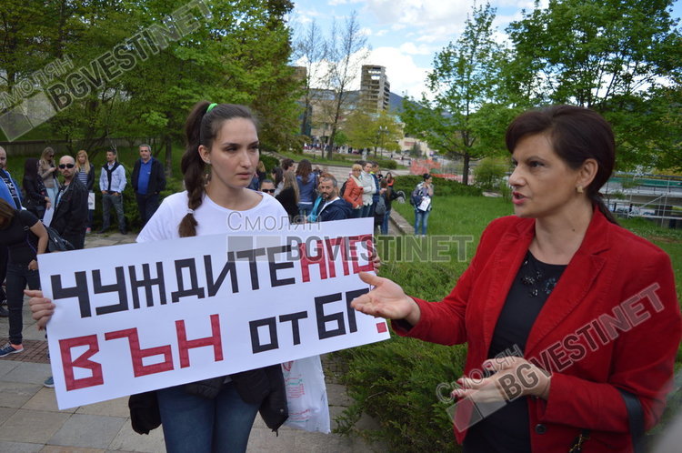 На първия протест на 11 май т.г д-р Дариткова дойде на площада, но не я допуснаха да говори публично. Поканиха я 20 дни по-късно на дискусия, но това не отмени протестите, планирани за 2 юни