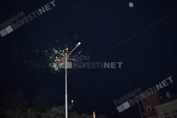 Коленичихме пред подвига на Ботев и героите, Цвета Караянчева прие зарята в Кърджали