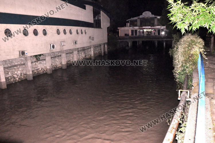 Проливният дъжд наводни Хасково, изкърти и асфалт