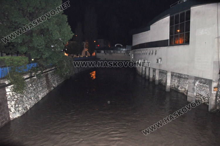 Проливният дъжд наводни Хасково, изкърти и асфалт
