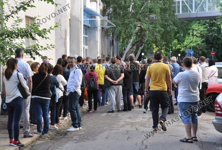 Опашка пред Паспортна служба в Хасково преди Байрама