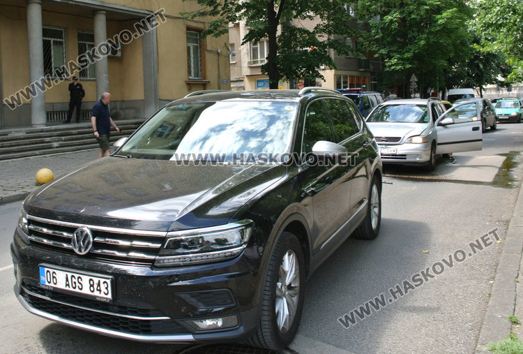 Хасковски Опел се заби в турски Фолксваген до съда