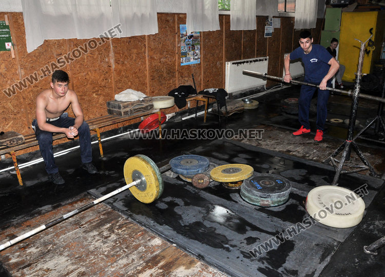 Наводнение и в зала "Дружба", шампиони тренират във вода и влага
