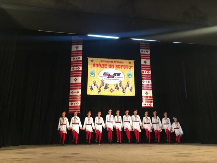 136 деца танцуваха и пяха на IX-я празник на хорото