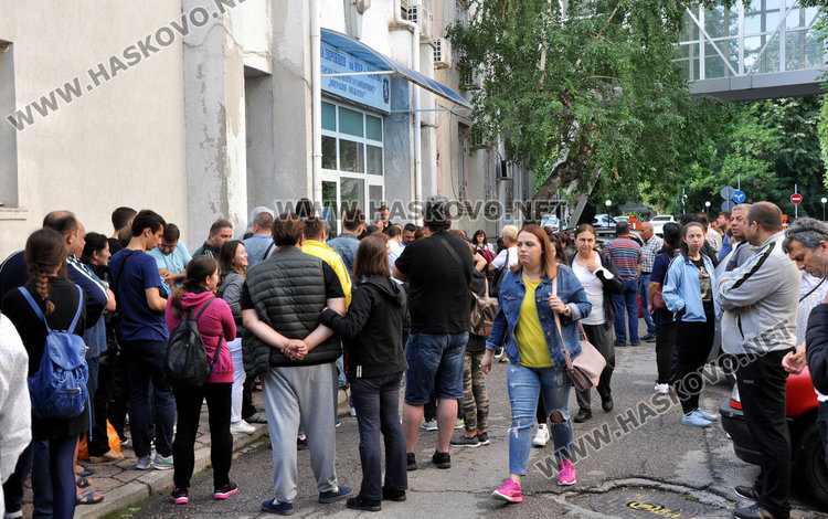 Опашка пред Паспортна служба в Хасково преди Байрама