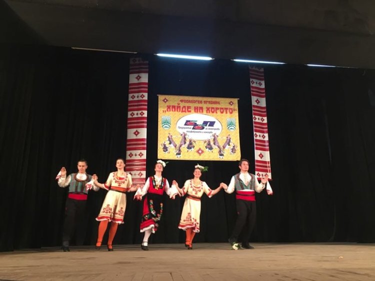 136 деца танцуваха и пяха на IX-я празник на хорото