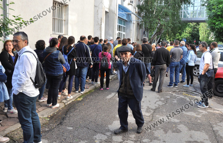 Опашка пред Паспортна служба в Хасково преди Байрама