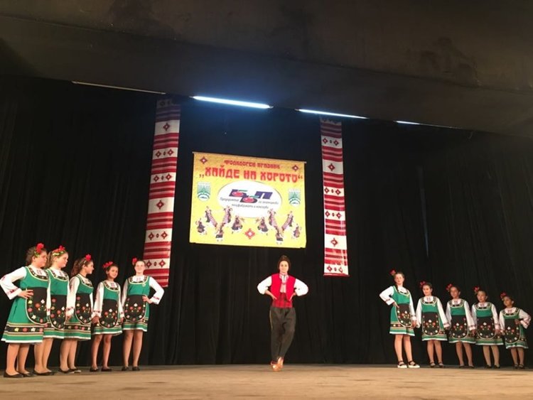 136 деца танцуваха и пяха на IX-я празник на хорото