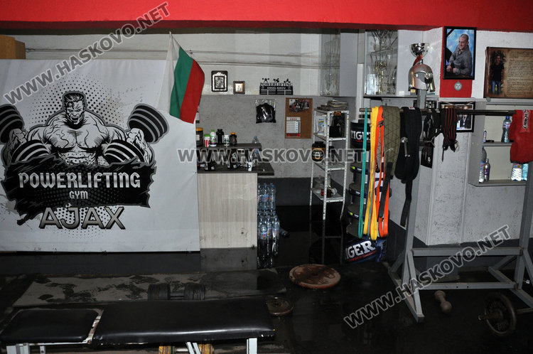 Наводнение и в зала "Дружба", шампиони тренират във вода и влага