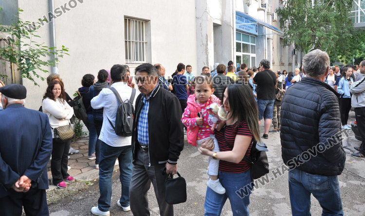 Опашка пред Паспортна служба в Хасково преди Байрама