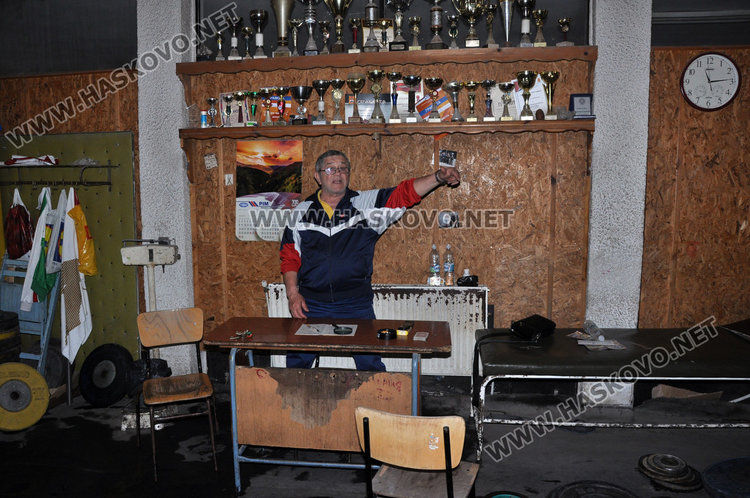 Наводнение и в зала "Дружба", шампиони тренират във вода и влага